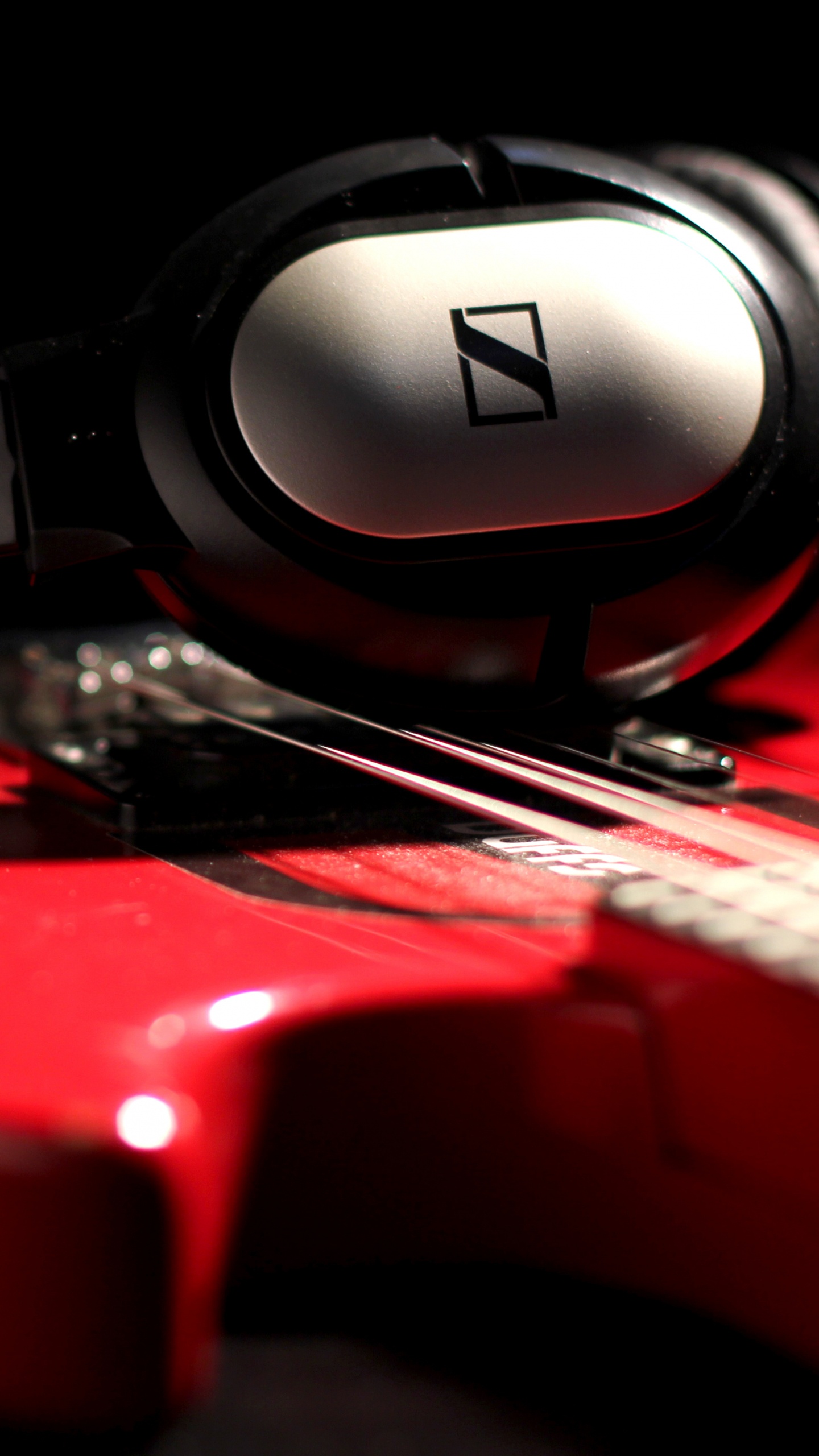 Sennheiser, Red, Technologie, L'équipement Audio, Dispositif Électronique. Wallpaper in 1440x2560 Resolution