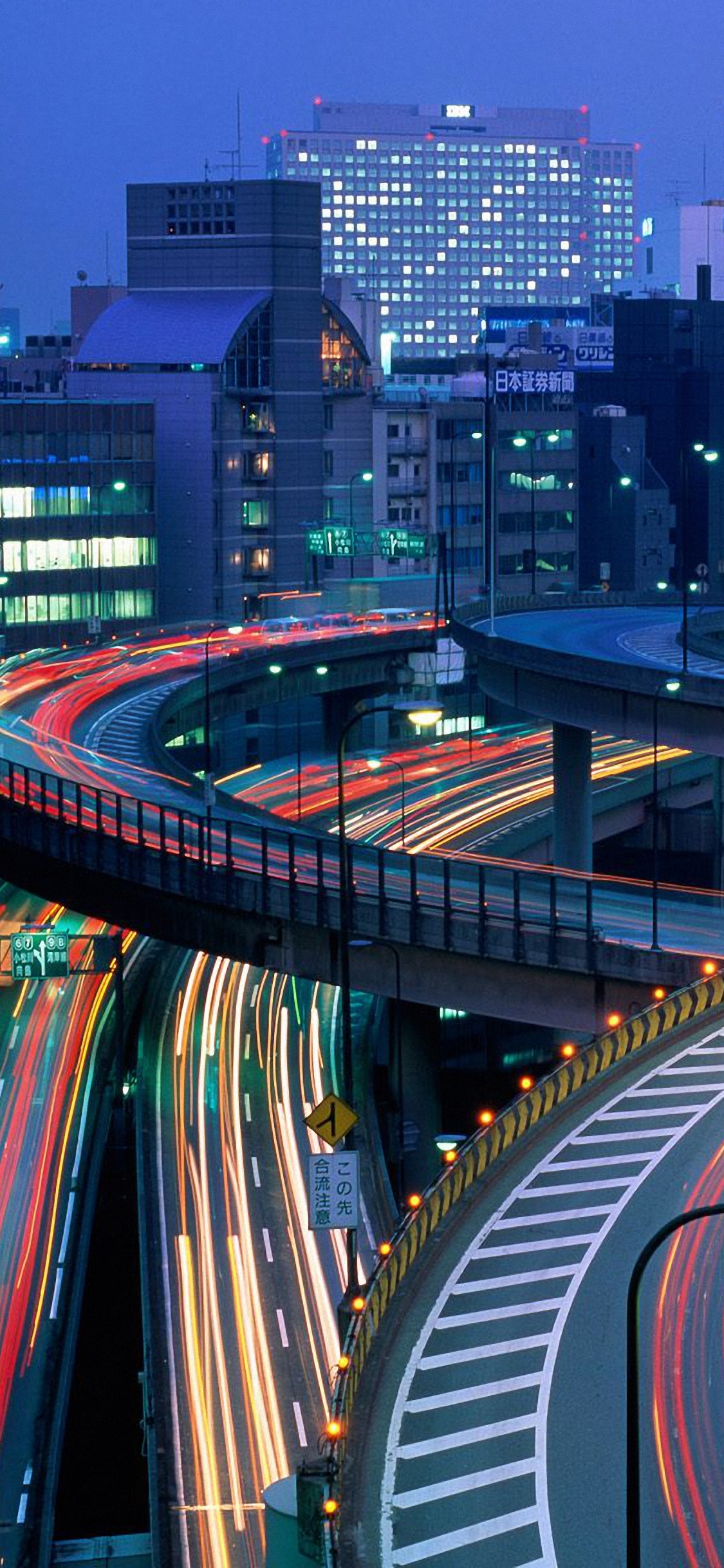 Zeitrafferfotografie Der Stadt Während Der Nachtzeit. Wallpaper in 1125x2436 Resolution