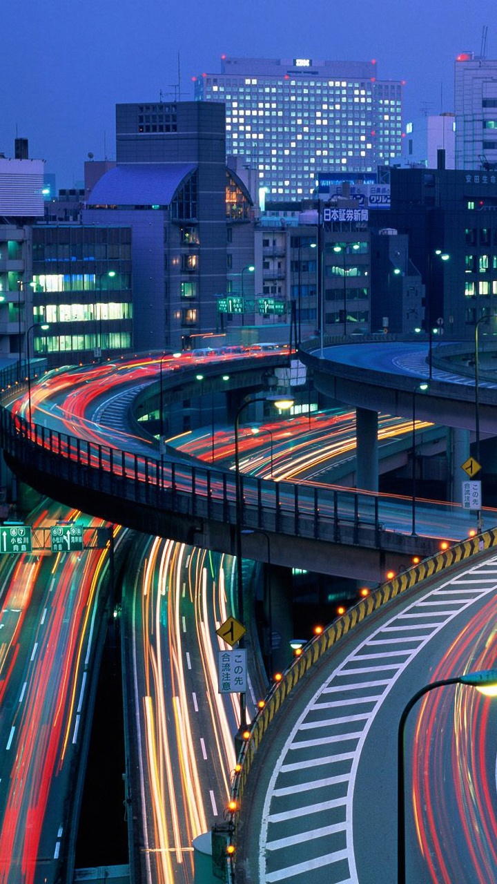 Zeitrafferfotografie Der Stadt Während Der Nachtzeit. Wallpaper in 720x1280 Resolution