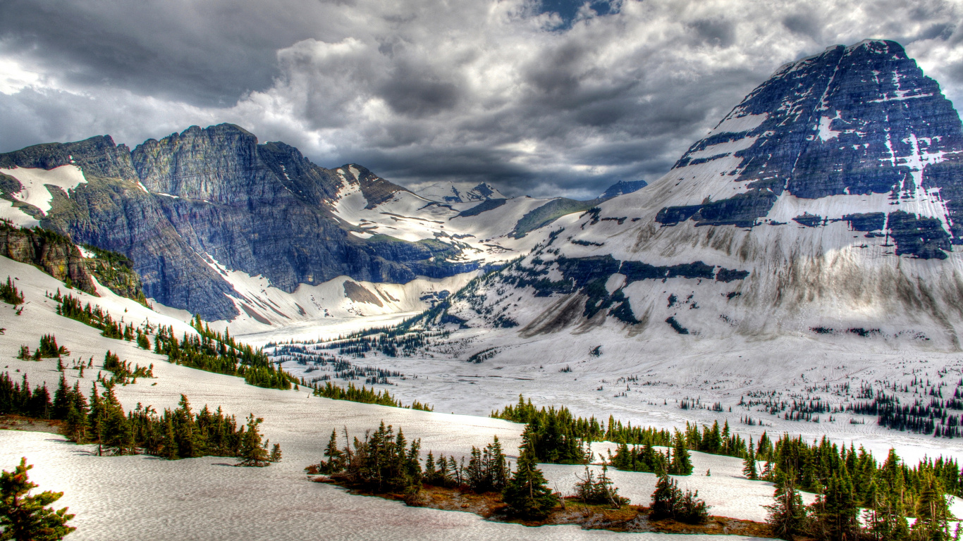 Montaña Cubierta de Nieve Bajo el Cielo Nublado Durante el Día. Wallpaper in 1366x768 Resolution