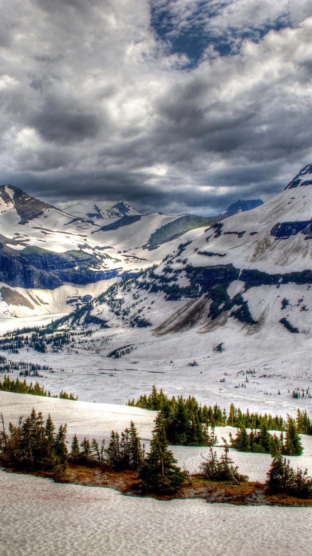 Schneebedeckter Berg Unter Bewölktem Himmel Tagsüber. Wallpaper in 1080x1920 Resolution