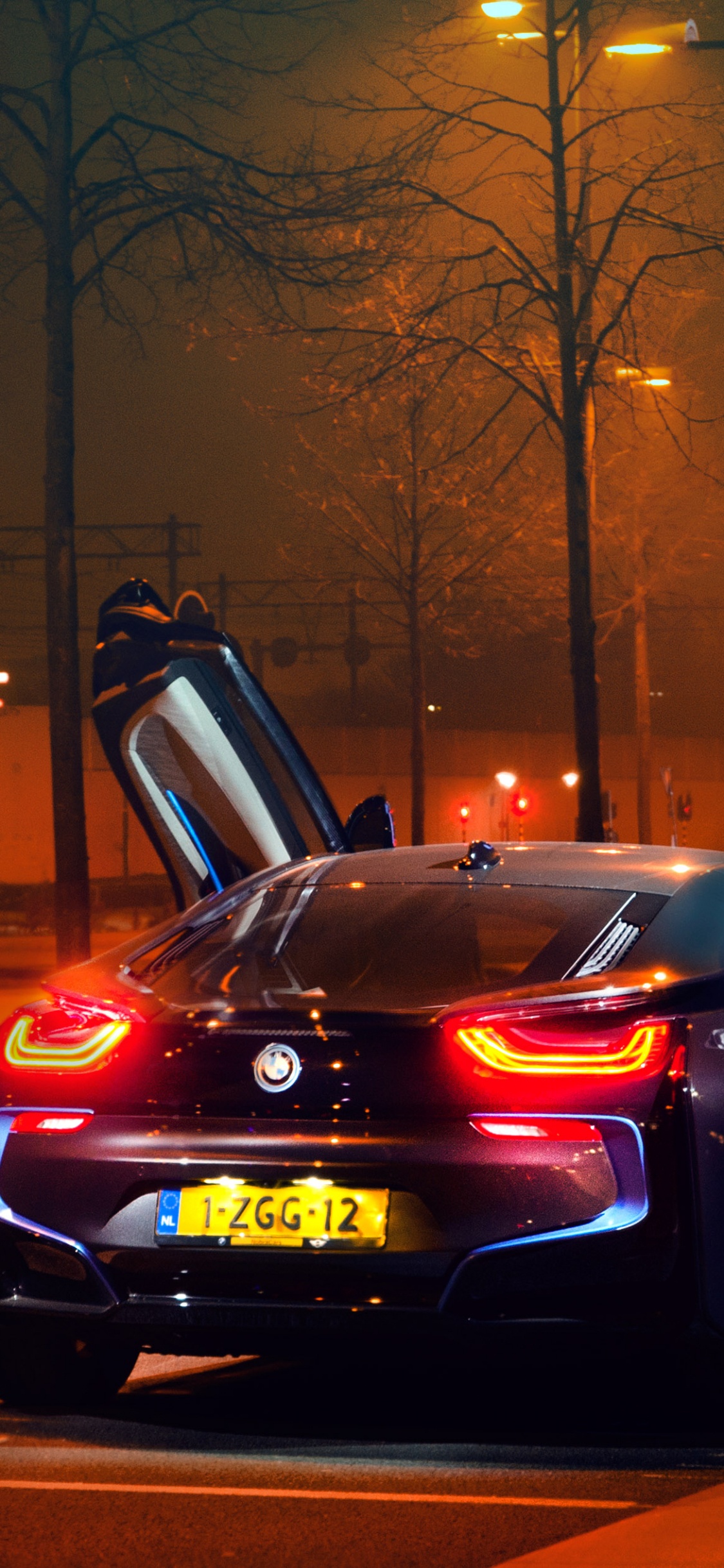 Porsche 911 Rojo en la Carretera Durante la Noche. Wallpaper in 1125x2436 Resolution