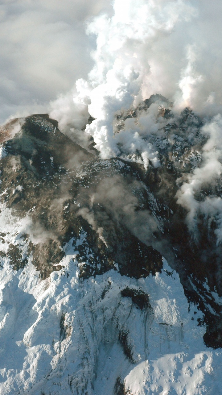 Montagne Couverte de Neige Sous Des Nuages Blancs Pendant la Journée. Wallpaper in 720x1280 Resolution
