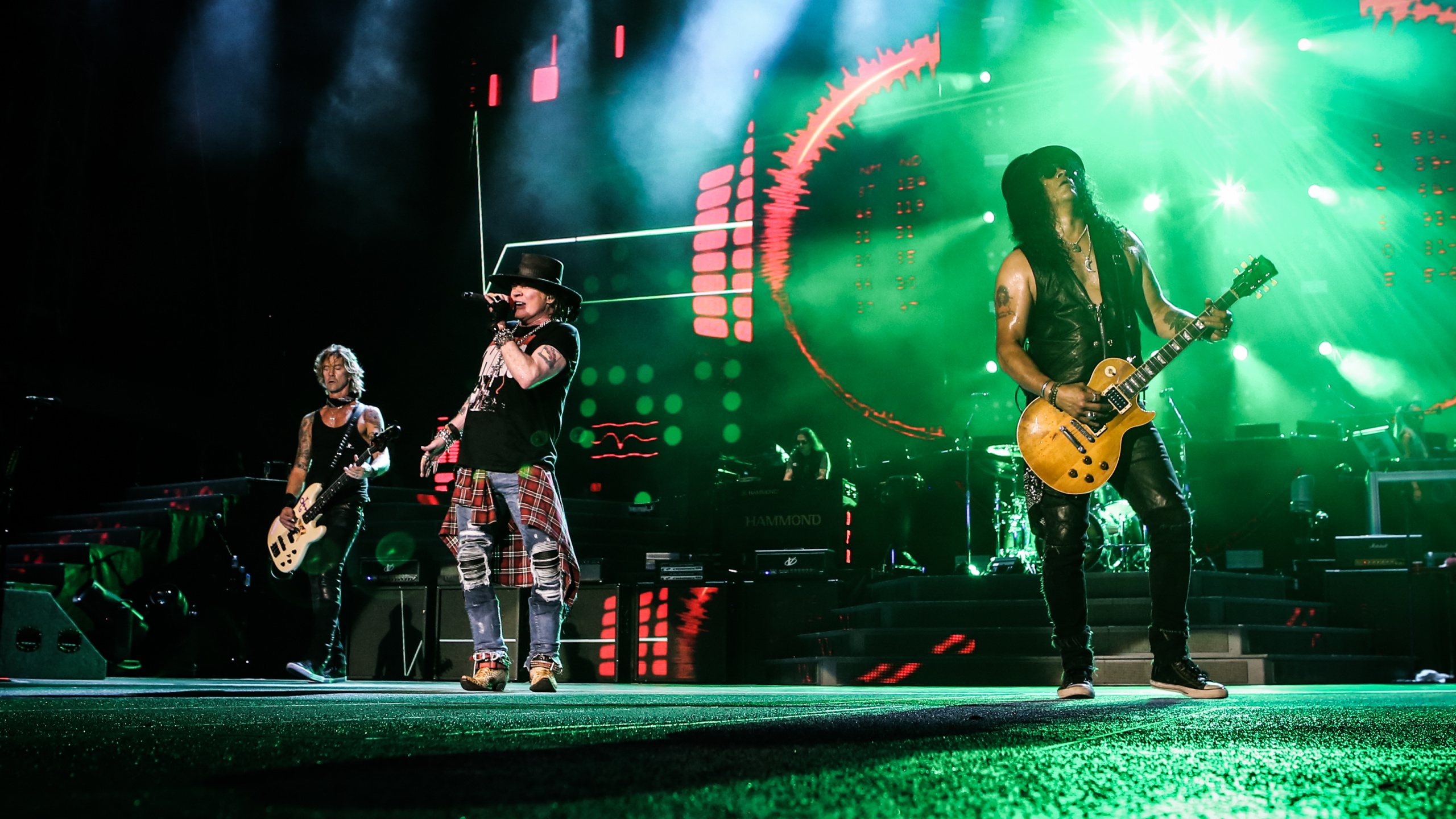 Pas Dans Cette Vie en Tournée, Guns N Roses, Concert de Rock, Performance, Divertissement. Wallpaper in 2560x1440 Resolution