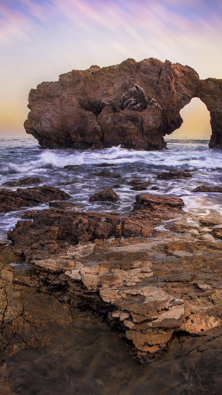 Formation de Roche Brune Sur la Mer Pendant la Journée. Wallpaper in 750x1334 Resolution