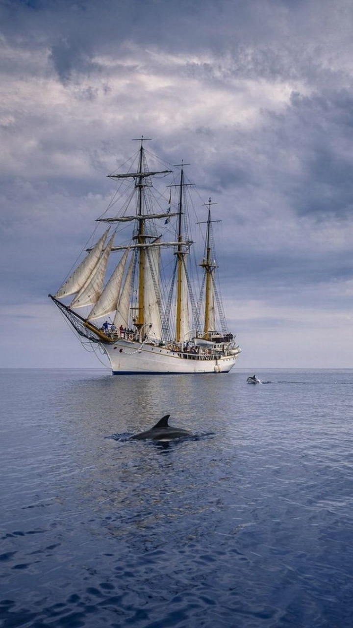 Schwarz-weißes Segelboot Auf Dem Meer Unter Weißen Wolken Und Blauem Himmel Tagsüber. Wallpaper in 720x1280 Resolution