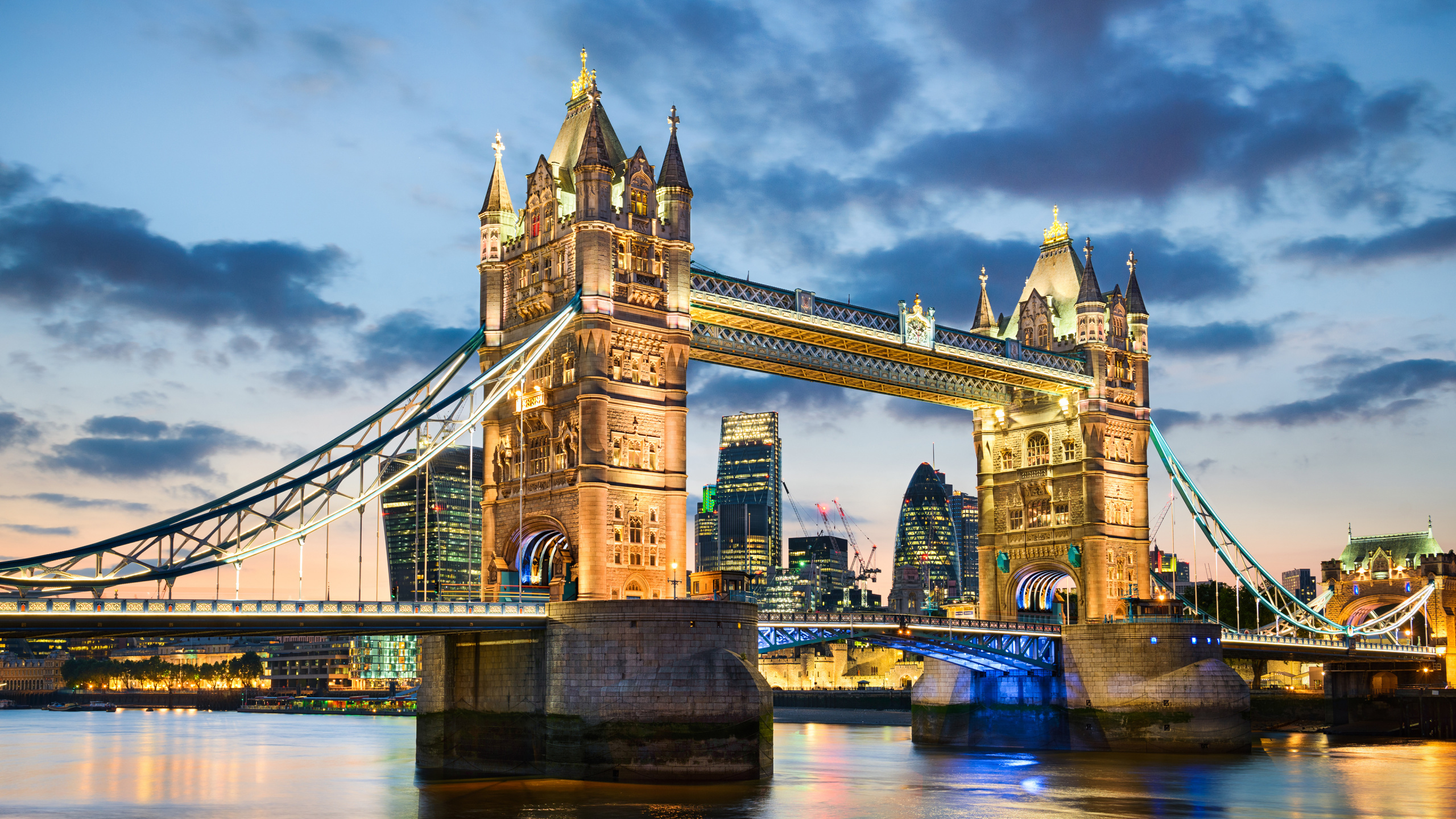 Pont en Béton Brun Sous Ciel Nuageux Pendant la Journée. Wallpaper in 2560x1440 Resolution