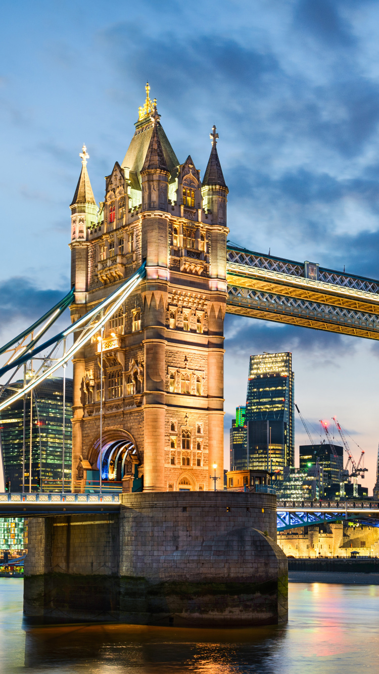 Braune Betonbrücke Bei Bewölktem Himmel Tagsüber. Wallpaper in 750x1334 Resolution