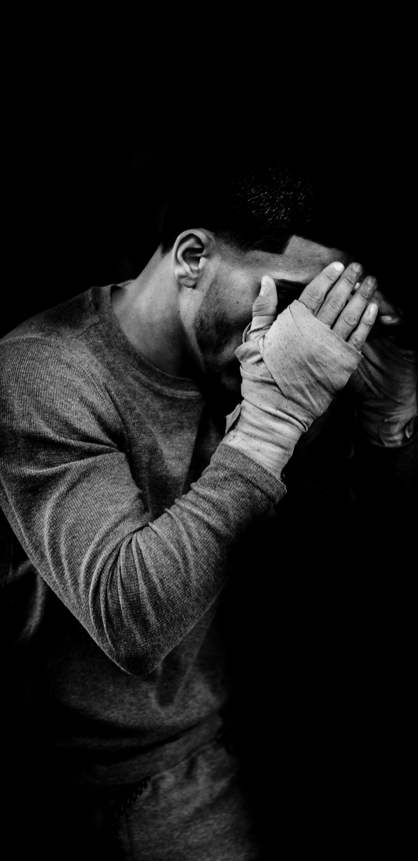 Homme en Chemise à Manches Longues Couvrant Son Visage. Wallpaper in 1440x2960 Resolution