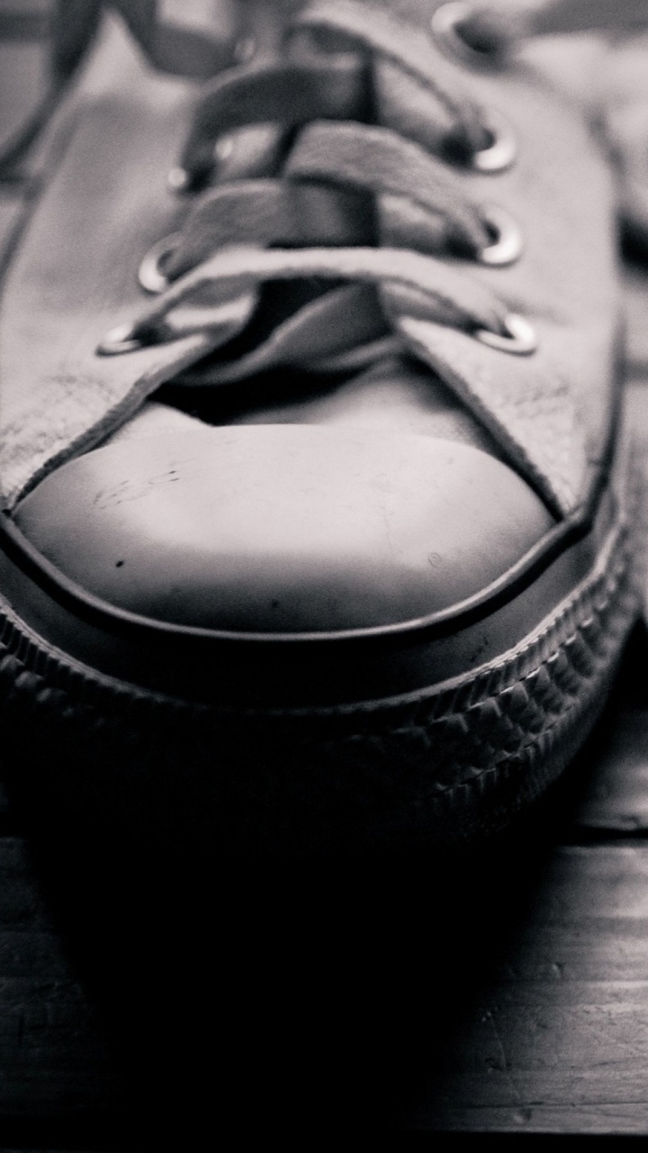 Graue Lederstiefel Auf Holzboden. Wallpaper in 720x1280 Resolution