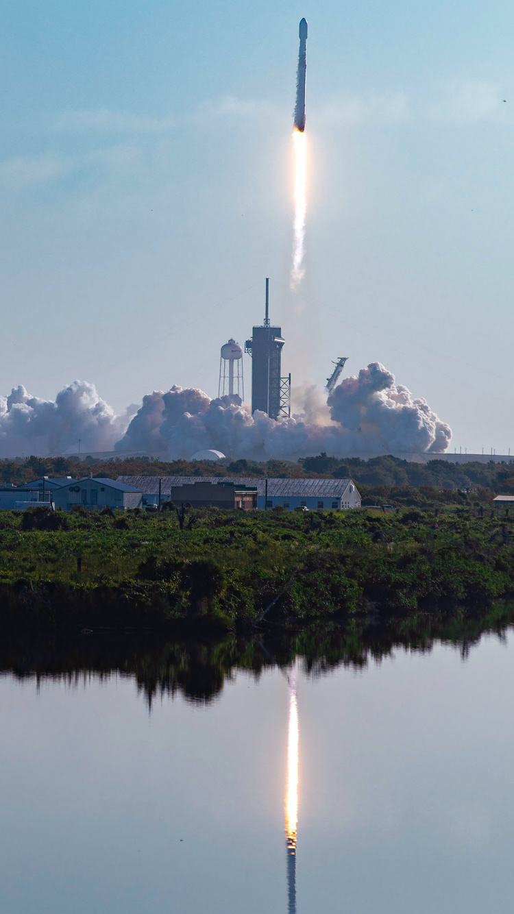 SpaceX, Fusée, Starlink, la Station Spatiale Internationale, Falcon 9. Wallpaper in 750x1334 Resolution