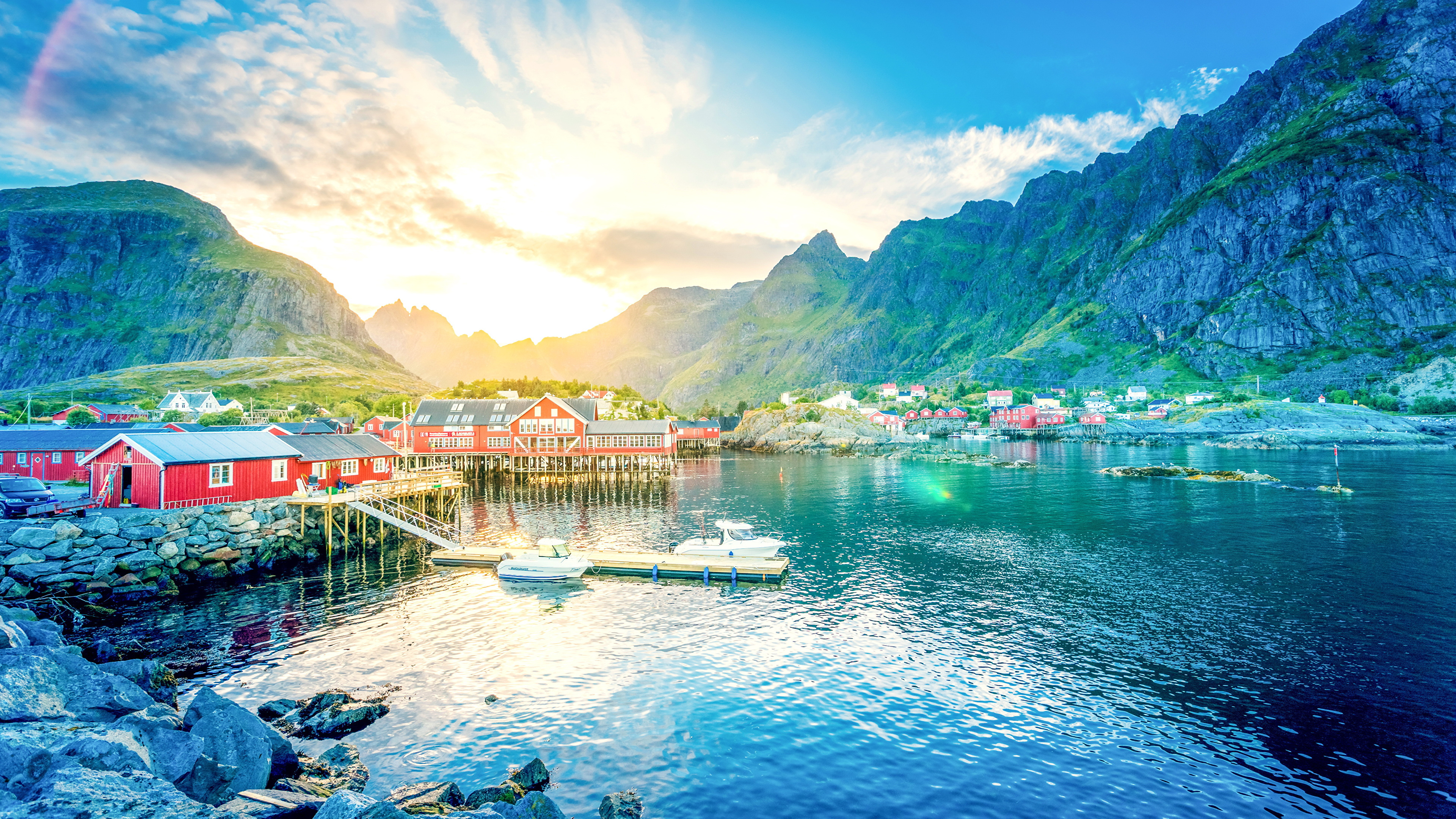 Boote Auf Dem Wasser in Der Nähe Des Grünen Berges Unter Blauem Himmel Tagsüber. Wallpaper in 3840x2160 Resolution