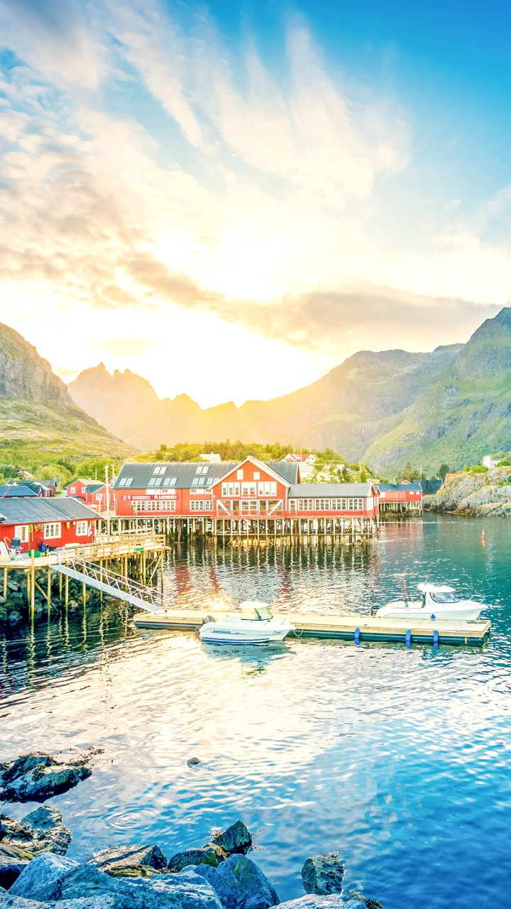 Boote Auf Dem Wasser in Der Nähe Des Grünen Berges Unter Blauem Himmel Tagsüber. Wallpaper in 720x1280 Resolution