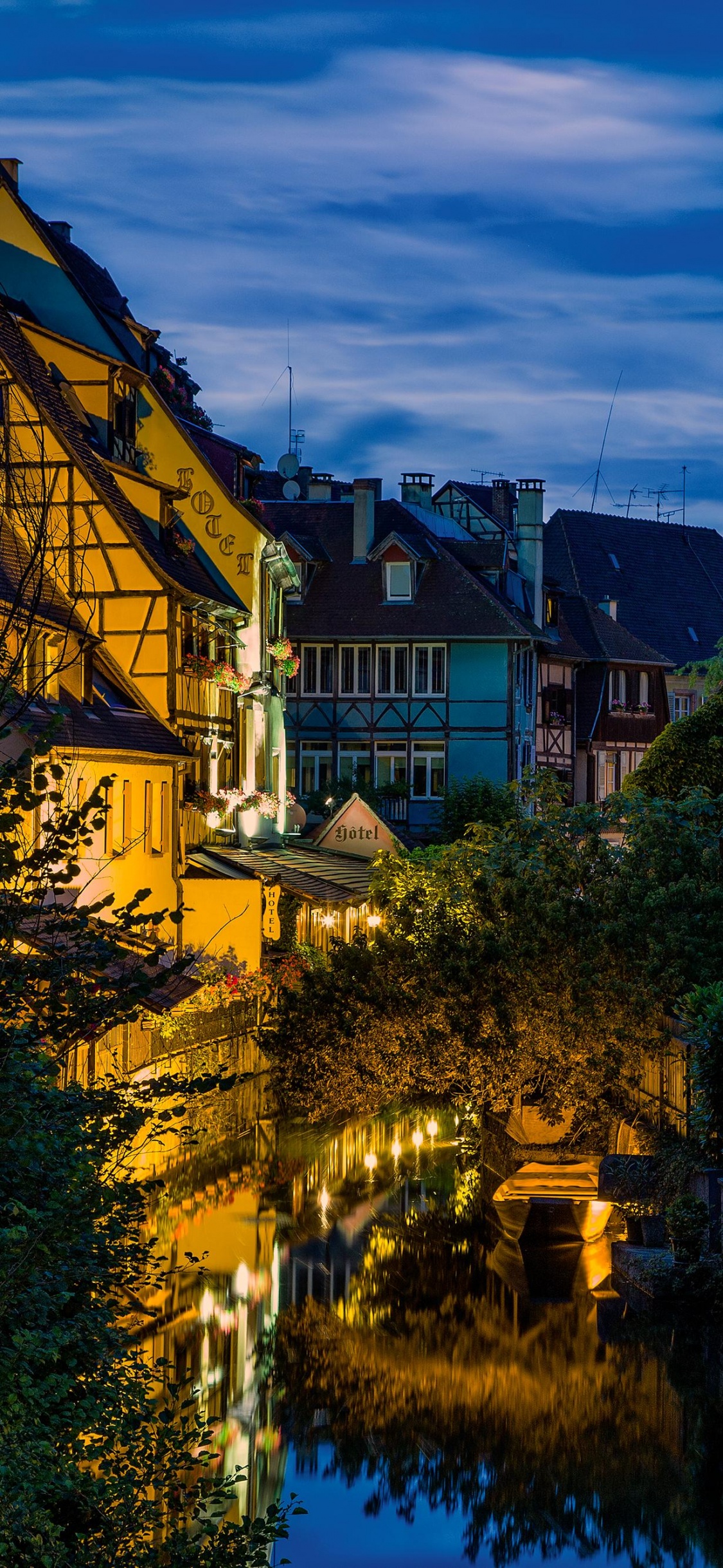 Braunes Und Weißes Betonhaus in Der Nähe Von Grünen Bäumen Unter Blauem Himmel Tagsüber. Wallpaper in 1125x2436 Resolution