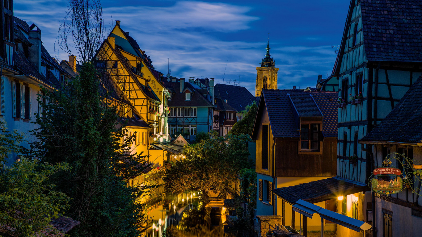 Braunes Und Weißes Betonhaus in Der Nähe Von Grünen Bäumen Unter Blauem Himmel Tagsüber. Wallpaper in 1366x768 Resolution