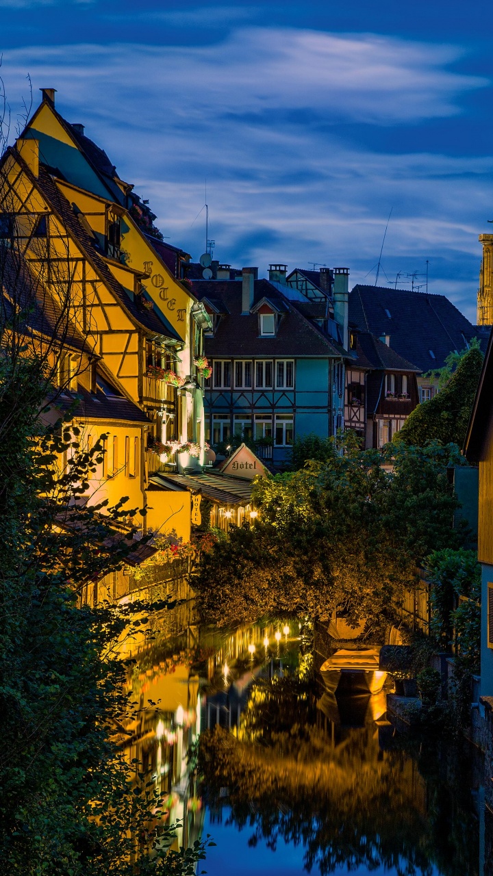 Maison en Béton Marron et Blanc Près D'arbres Verts Sous un Ciel Bleu Pendant la Journée. Wallpaper in 720x1280 Resolution