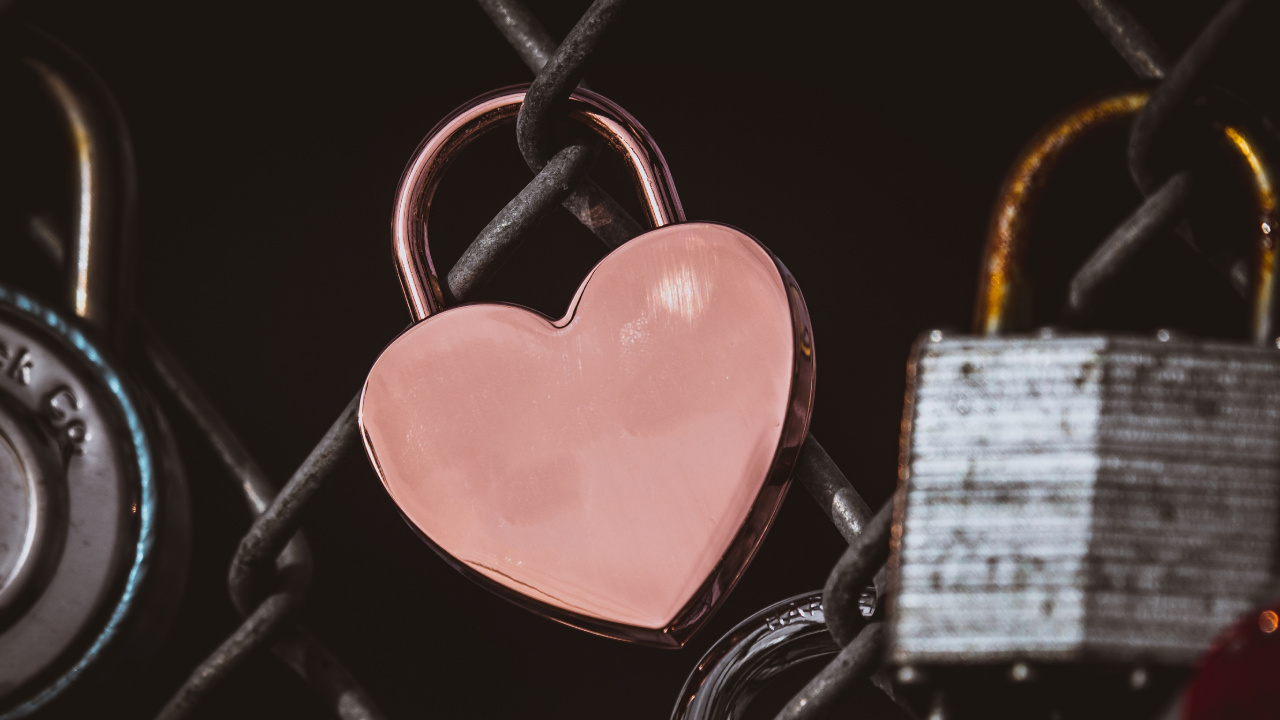 Red Heart Padlock on Gray Metal Fence. Wallpaper in 1280x720 Resolution