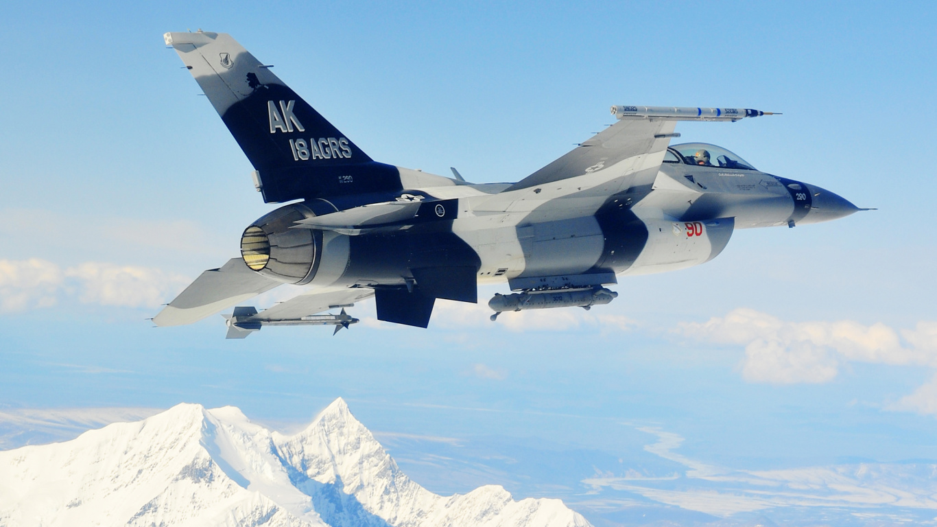 Schwarzer Kampfjet, Der Tagsüber Über Schneebedeckte Berge Fliegt. Wallpaper in 1366x768 Resolution