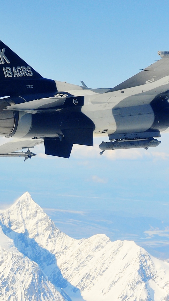 Schwarzer Kampfjet, Der Tagsüber Über Schneebedeckte Berge Fliegt. Wallpaper in 720x1280 Resolution