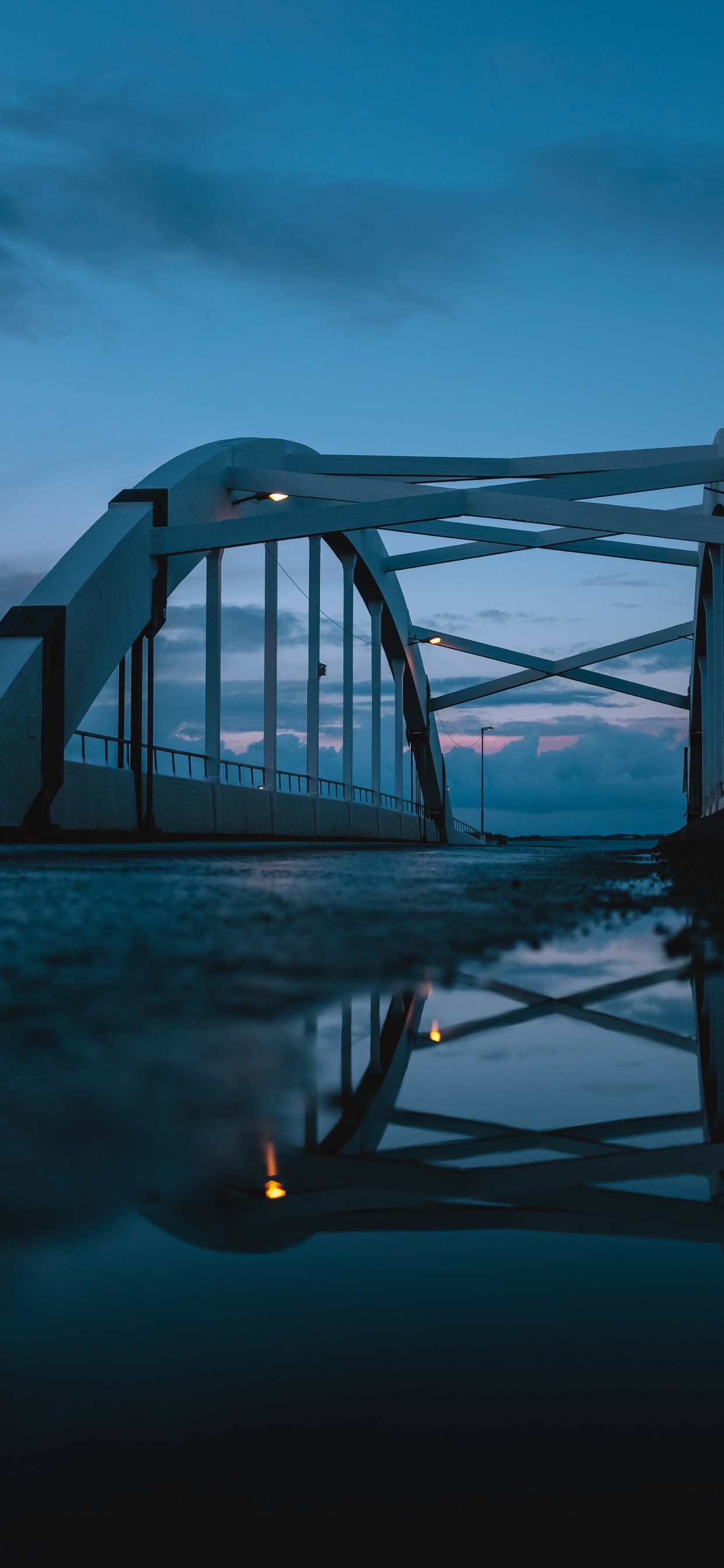 Puente de Metal Gris Bajo un Cielo Gris. Wallpaper in 1242x2688 Resolution