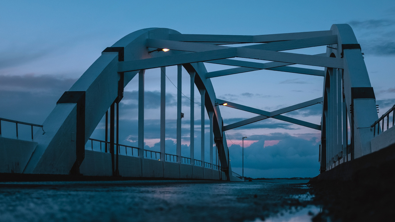 Pont Métallique Gris Sous Ciel Gris. Wallpaper in 1280x720 Resolution