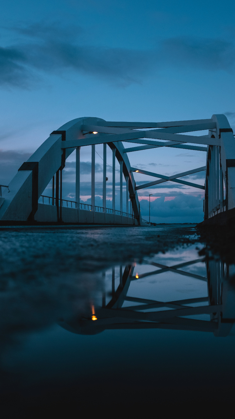 Pont Métallique Gris Sous Ciel Gris. Wallpaper in 750x1334 Resolution