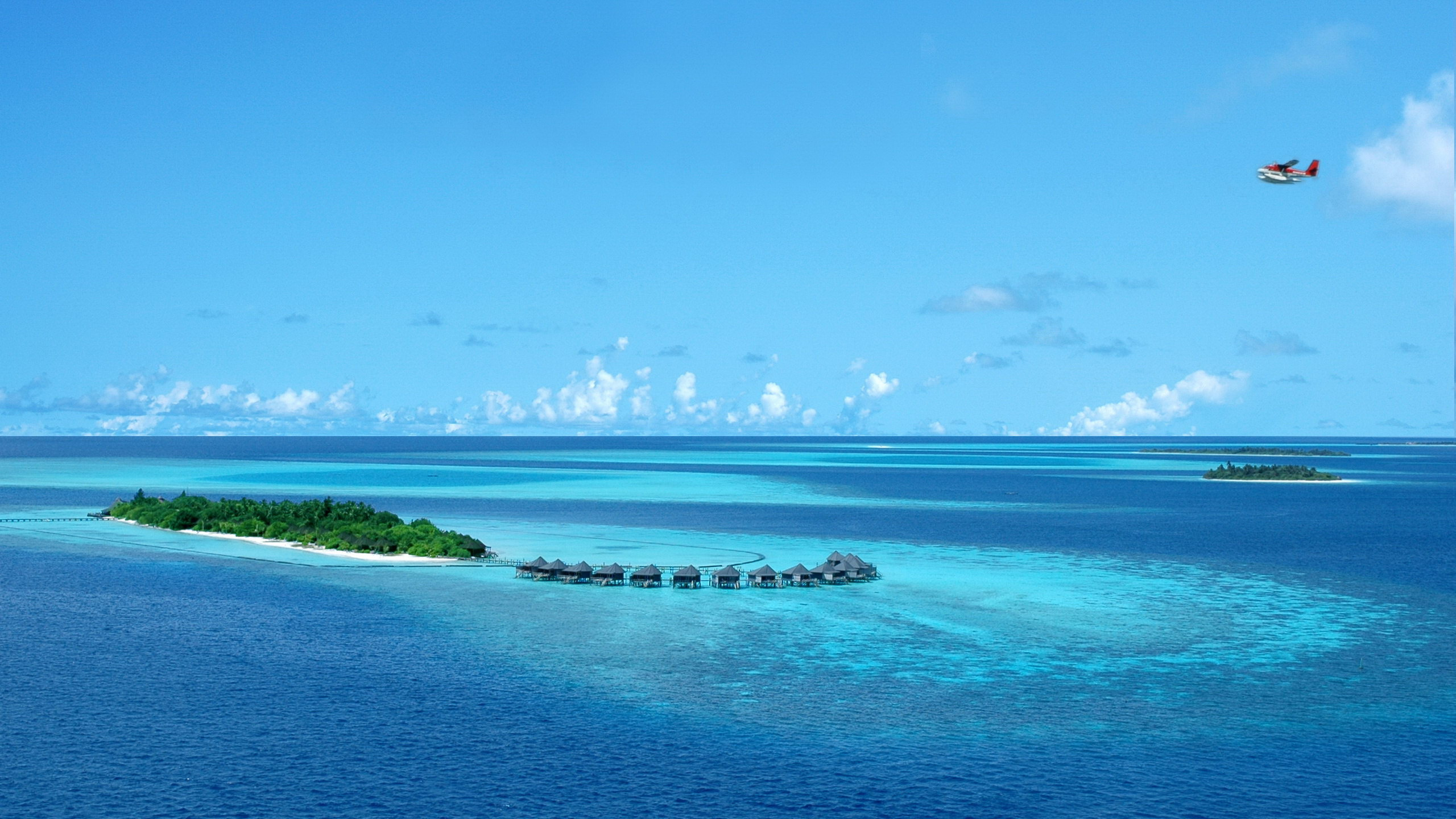 Mer Bleue Sous Ciel Bleu Pendant la Journée. Wallpaper in 2560x1440 Resolution