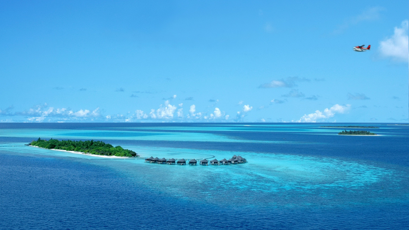 Blue Sea Under Blue Sky During Daytime. Wallpaper in 1366x768 Resolution