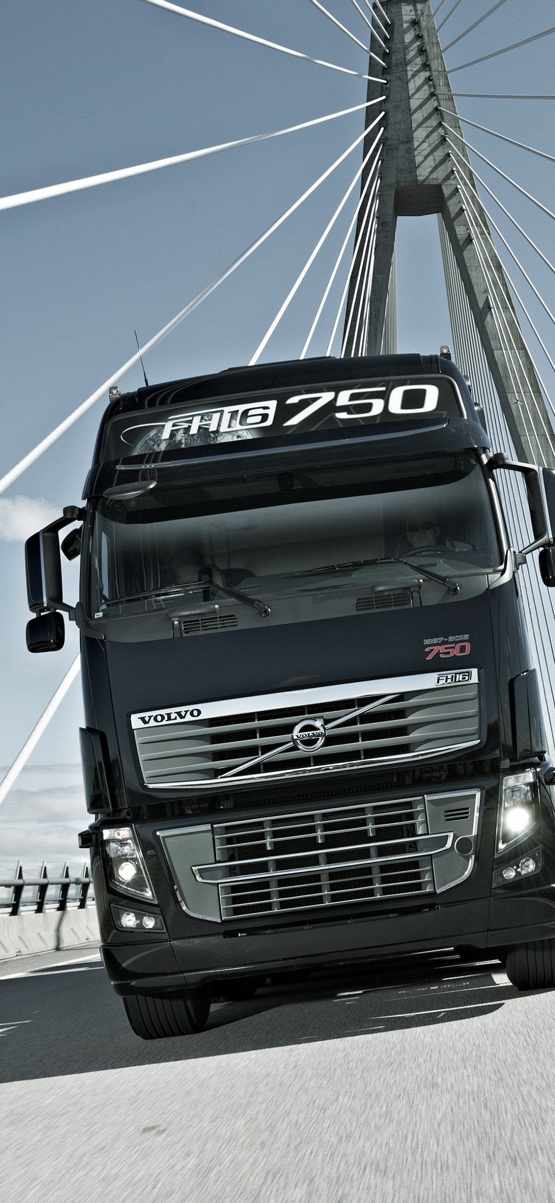 Schwarzer Ford Truck Tagsüber Unterwegs. Wallpaper in 1125x2436 Resolution