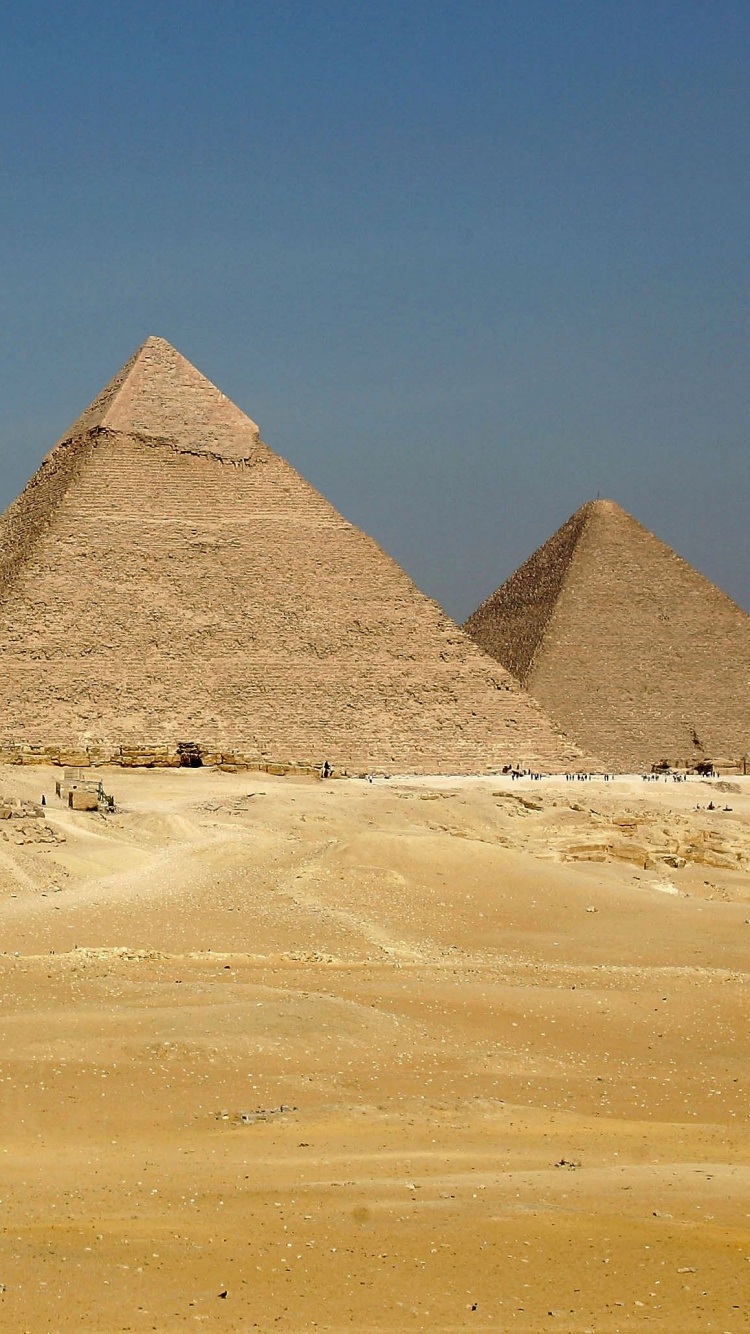 Pyramide de Gizeh Dans le Désert Pendant la Journée. Wallpaper in 750x1334 Resolution