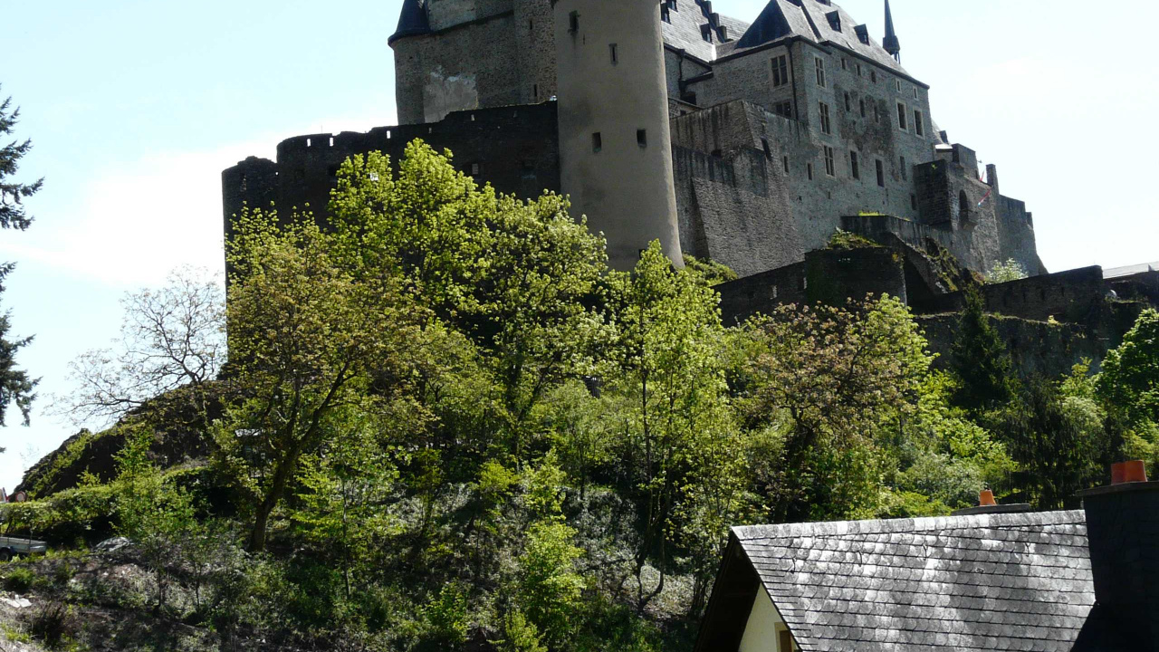 Château de Béton Gris Sur Terrain D'herbe Verte Pendant la Journée. Wallpaper in 1280x720 Resolution