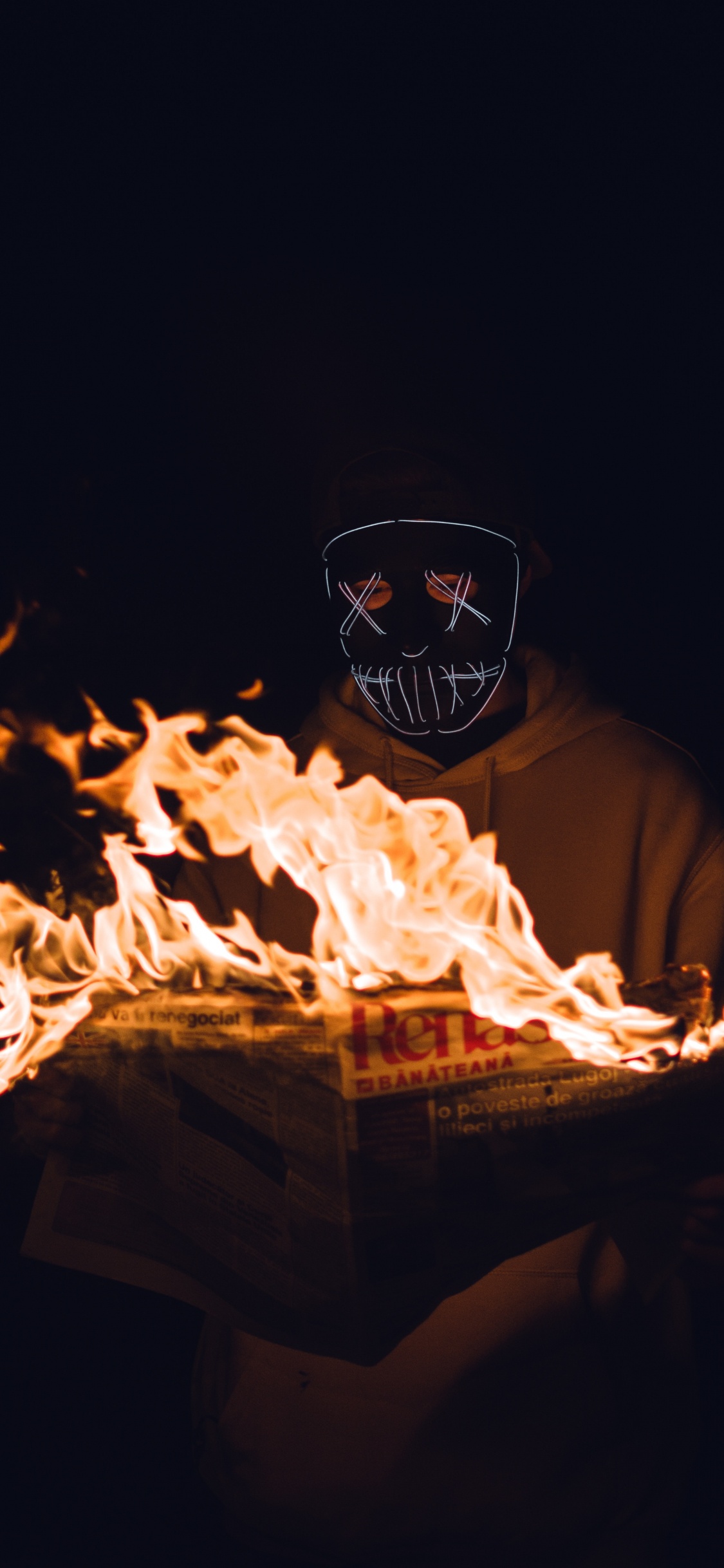 Homme en Masque Noir et Chemise Blanche. Wallpaper in 1125x2436 Resolution