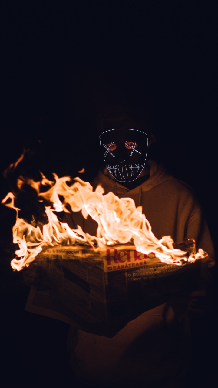 Homme en Masque Noir et Chemise Blanche. Wallpaper in 720x1280 Resolution