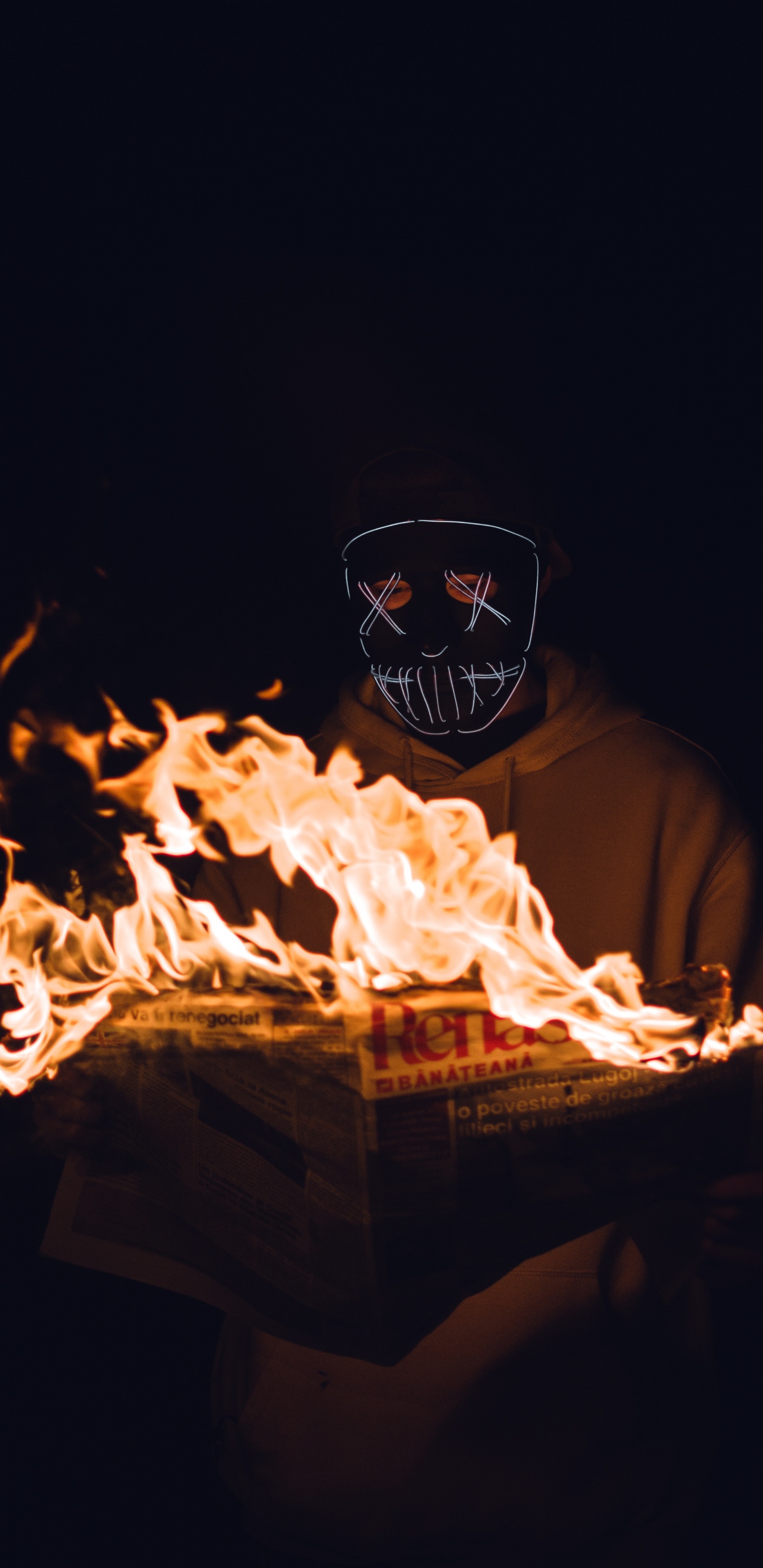 Mann Mit Schwarzer Maske Und Weißem Hemd. Wallpaper in 1440x2960 Resolution