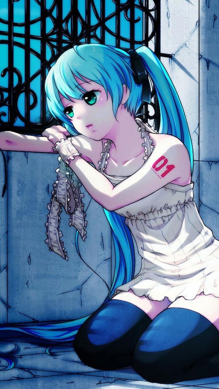 Femme en Robe Blanche Assise Sur Une Clôture en Métal Bleu. Wallpaper in 720x1280 Resolution