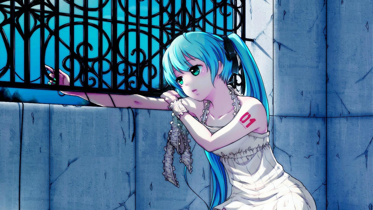 Frau im Weißen Kleid Sitzt Auf Blauem Metallzaun. Wallpaper in 1280x720 Resolution