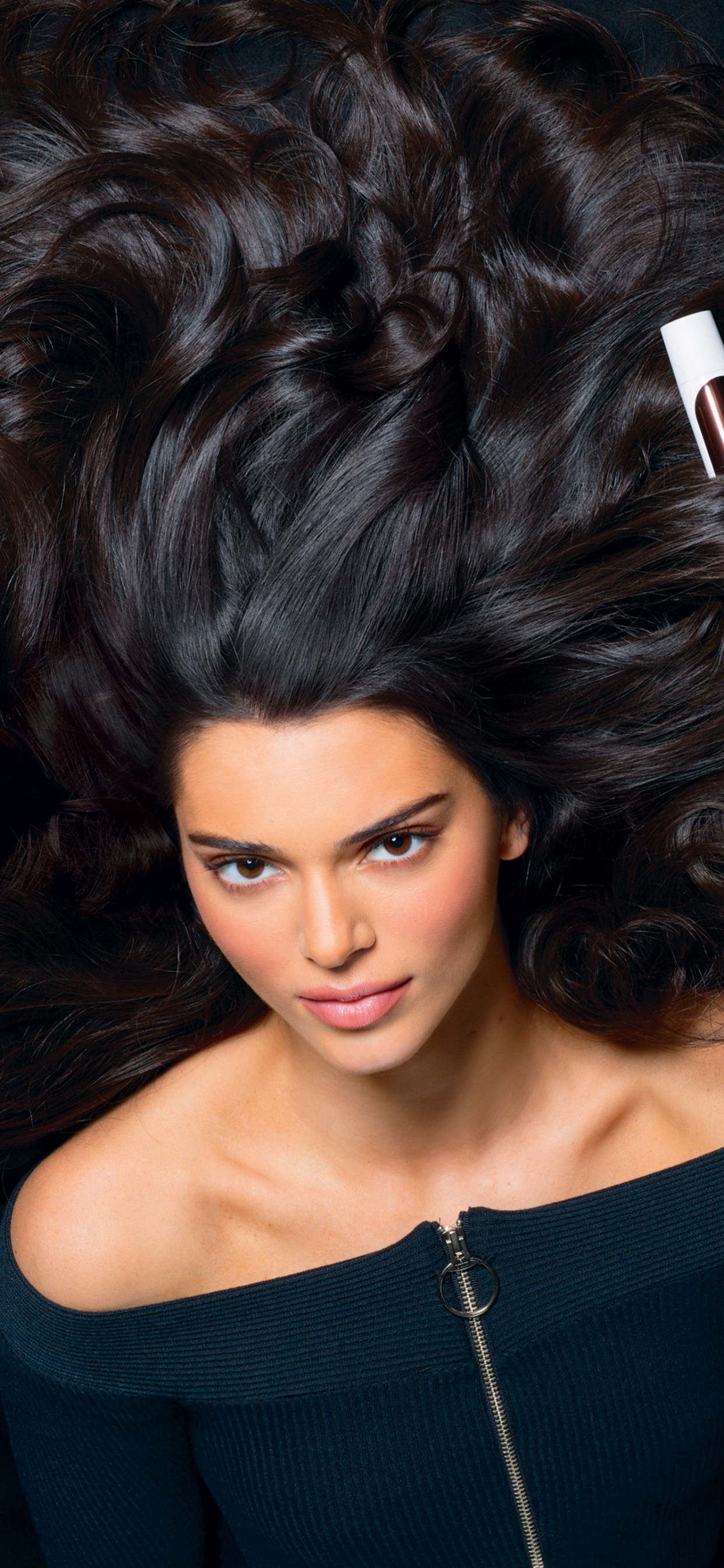 Supermodelo de Pelo, la Supermodelo, la Celebridad, Modelo, Mano. Wallpaper in 1242x2688 Resolution