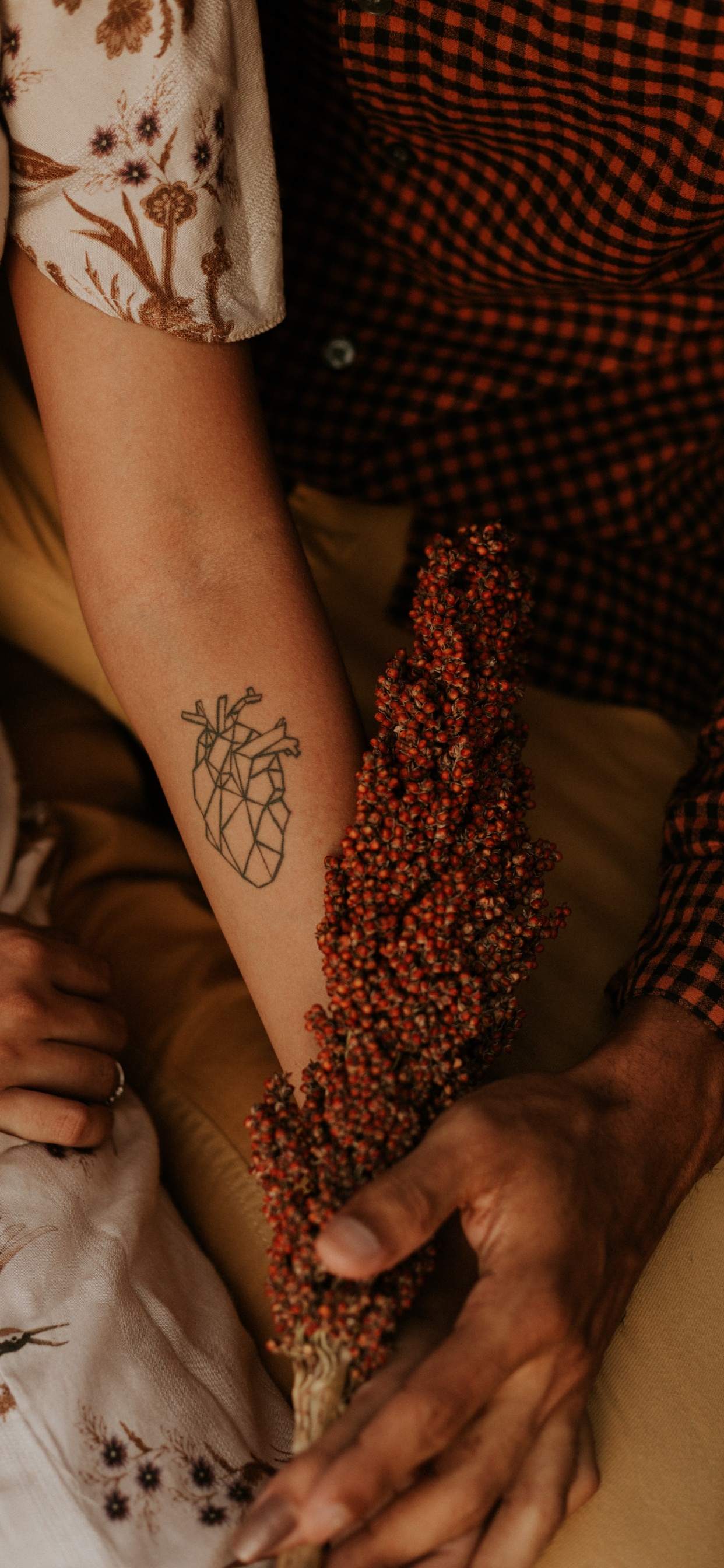 Personne en Chemise à Carreaux Rouge et Noir. Wallpaper in 1242x2688 Resolution