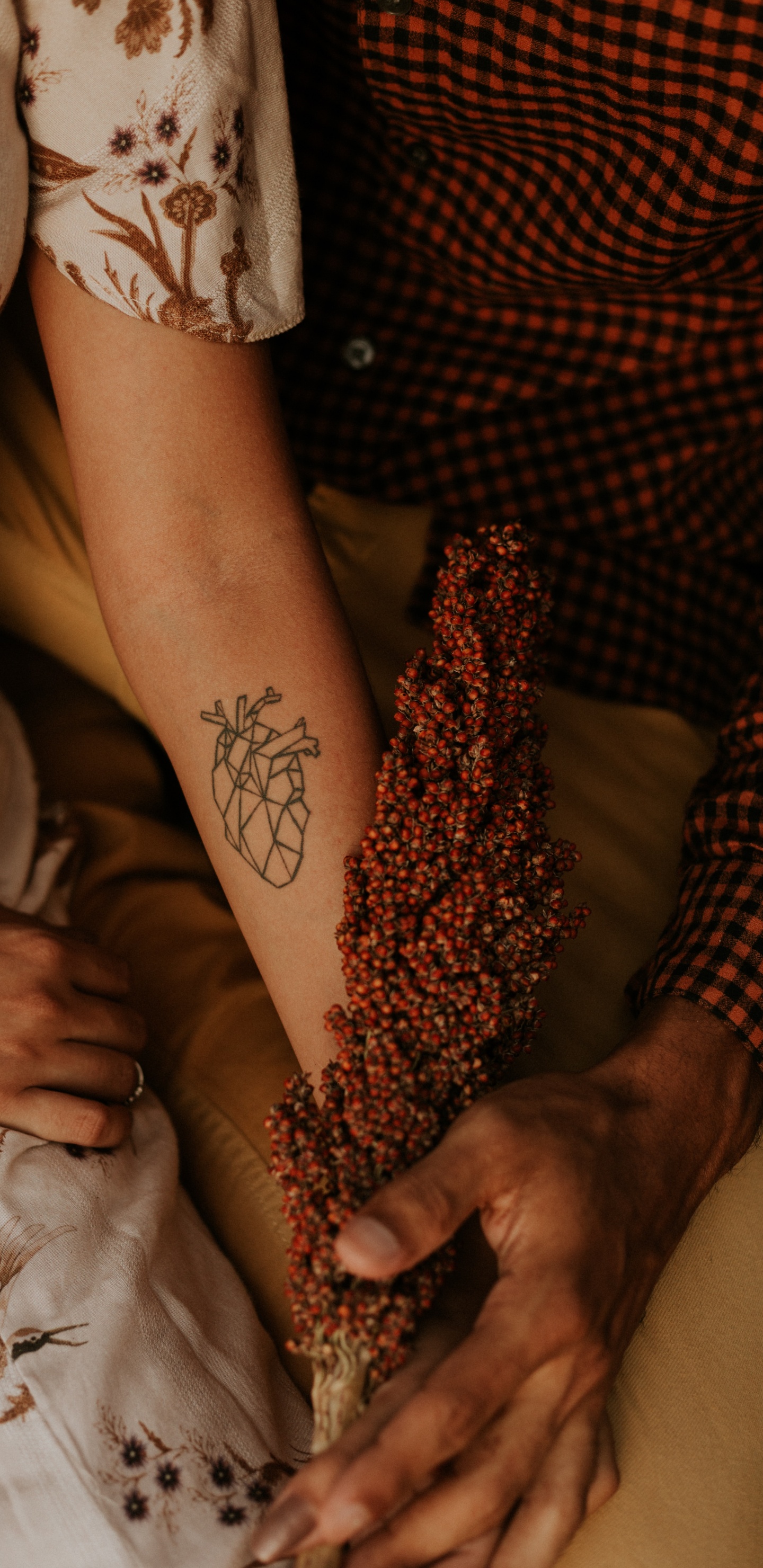 Persona en Camisa de Vestir a Cuadros Roja y Negra. Wallpaper in 1440x2960 Resolution