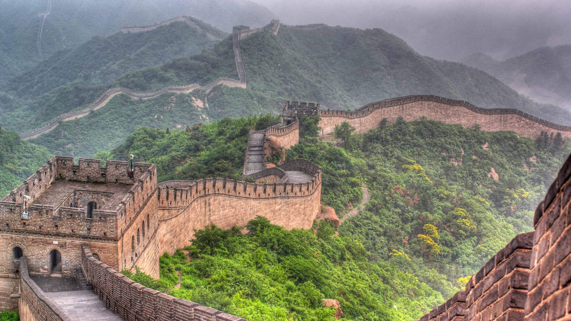 Braune Backsteinbrücke Auf Dem Berg. Wallpaper in 1920x1080 Resolution