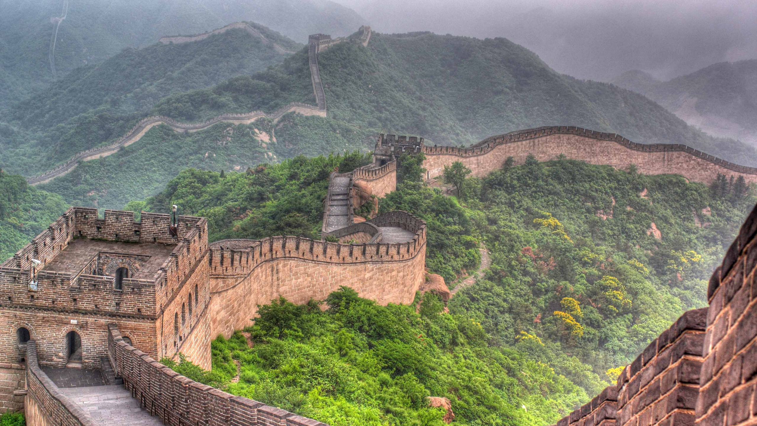 Braune Backsteinbrücke Auf Dem Berg. Wallpaper in 2560x1440 Resolution