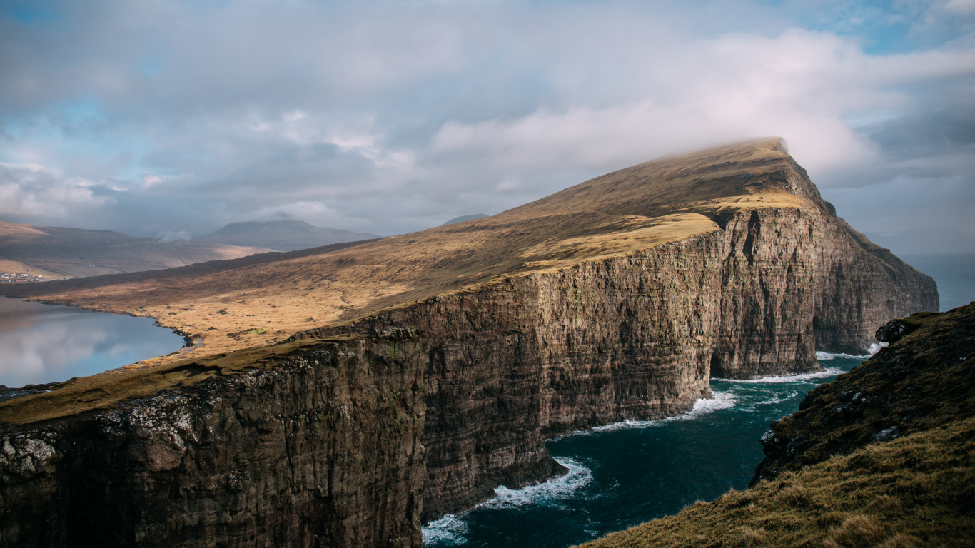 Trlanpan, Srvgsvatn, Agua, Montaña, Highland. Wallpaper in 1366x768 Resolution