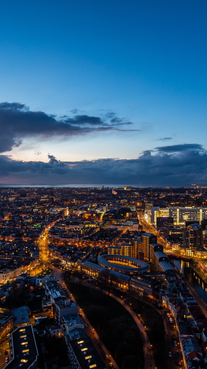 Ville Avec Des Immeubles de Grande Hauteur Pendant la Nuit. Wallpaper in 720x1280 Resolution
