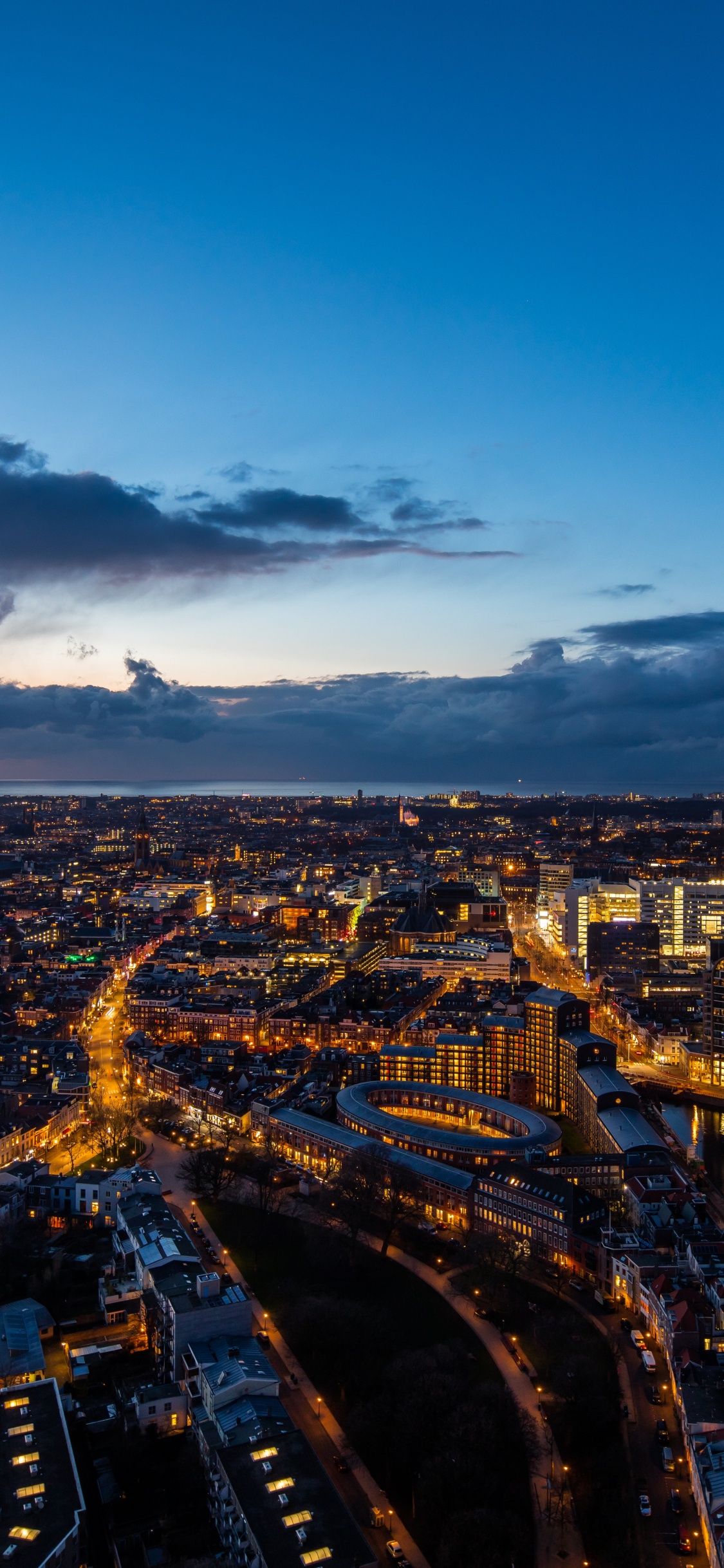 Stadt Mit Hochhäusern Während Der Nacht. Wallpaper in 1125x2436 Resolution