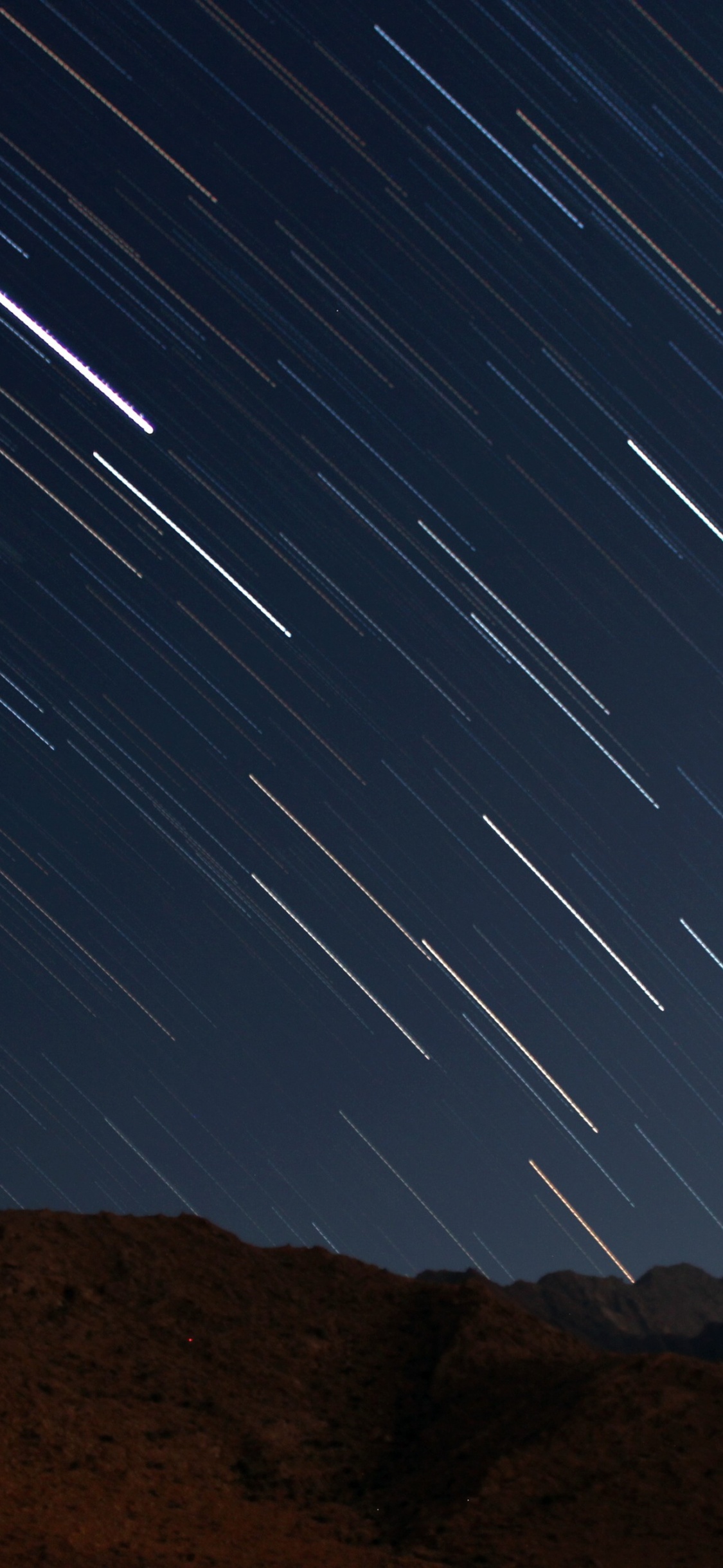 Photographie en Accéléré D'étoiles Dans le Ciel. Wallpaper in 1125x2436 Resolution