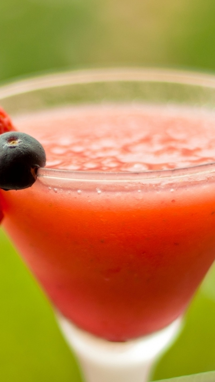 Jus de Fraise Dans un Verre Transparent. Wallpaper in 750x1334 Resolution