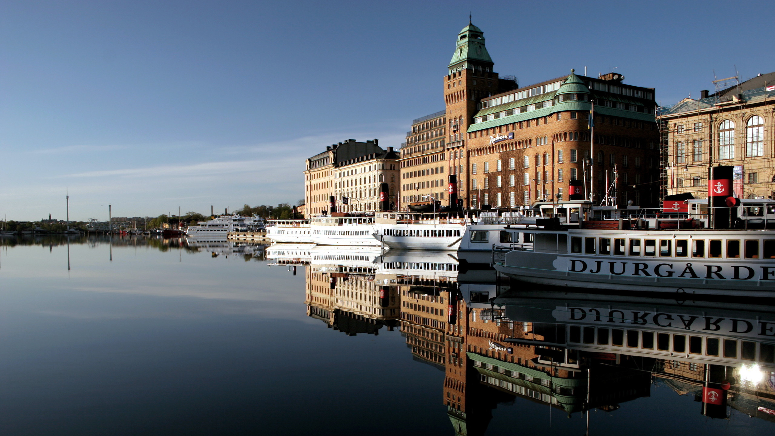 White and Black Boat on Water Near City Buildings During Daytime. Wallpaper in 2560x1440 Resolution