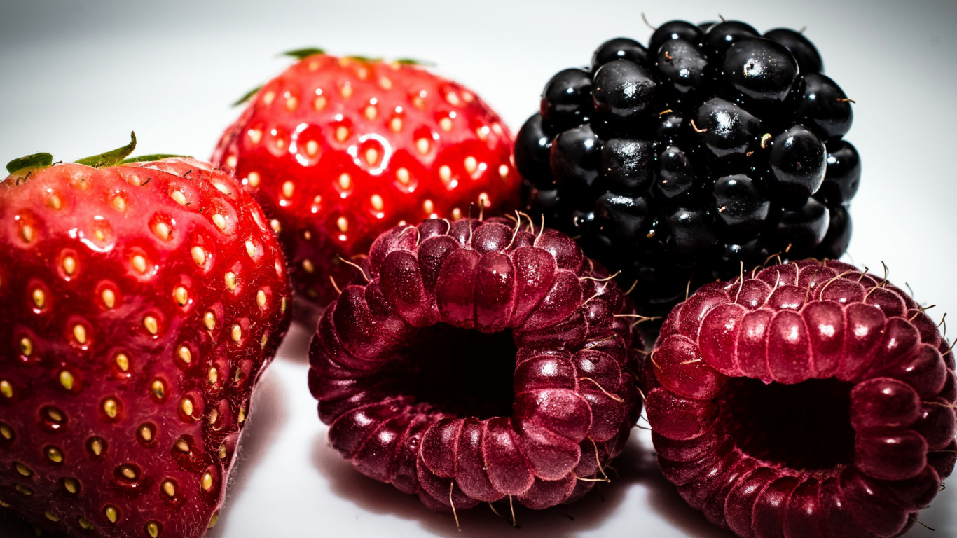Fresas Rojas Sobre Superficie Blanca. Wallpaper in 1366x768 Resolution
