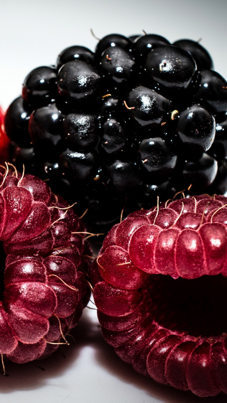 Rote Erdbeeren Auf Weißer Fläche. Wallpaper in 750x1334 Resolution