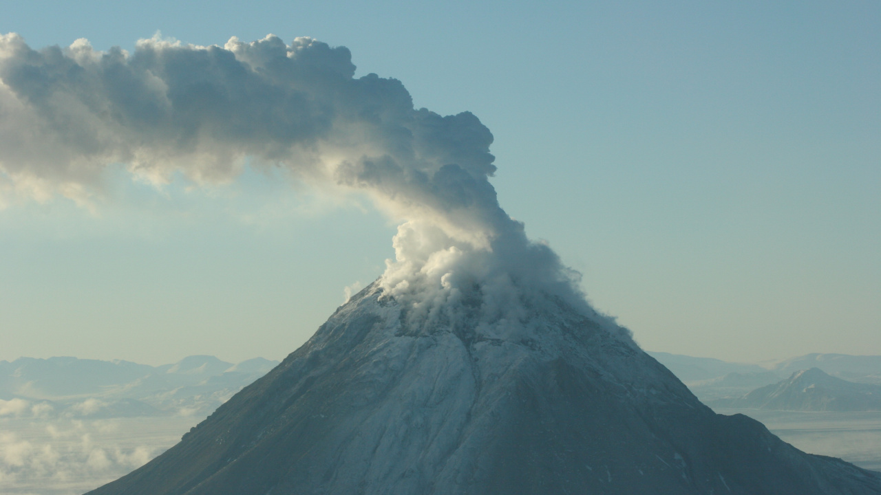 Nuages Blancs Sur la Montagne Noire. Wallpaper in 1280x720 Resolution
